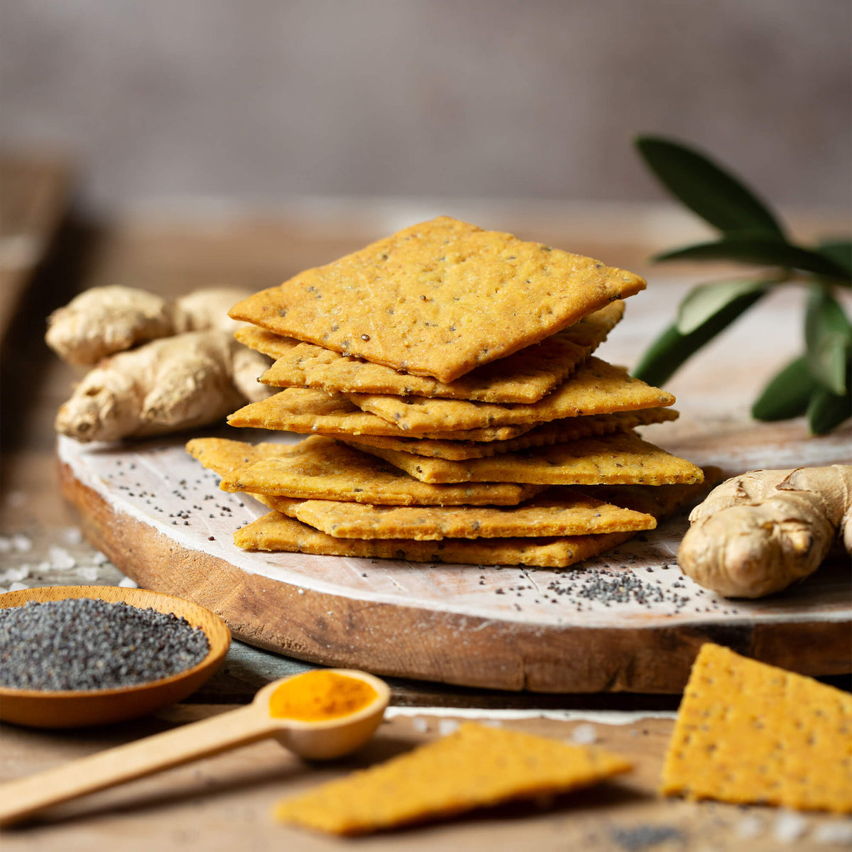 Cracker alla curcuma con semi di papavero